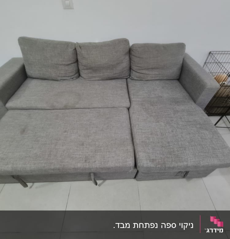 ספה אפורה עם כתמים על המושב